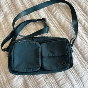 lululemon multi-pocket crossbody bag- 2.5 L Deep Teal